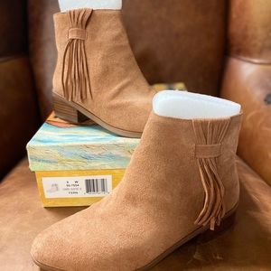 Bella Vista Fern Suede ankle boots new in box size 9W